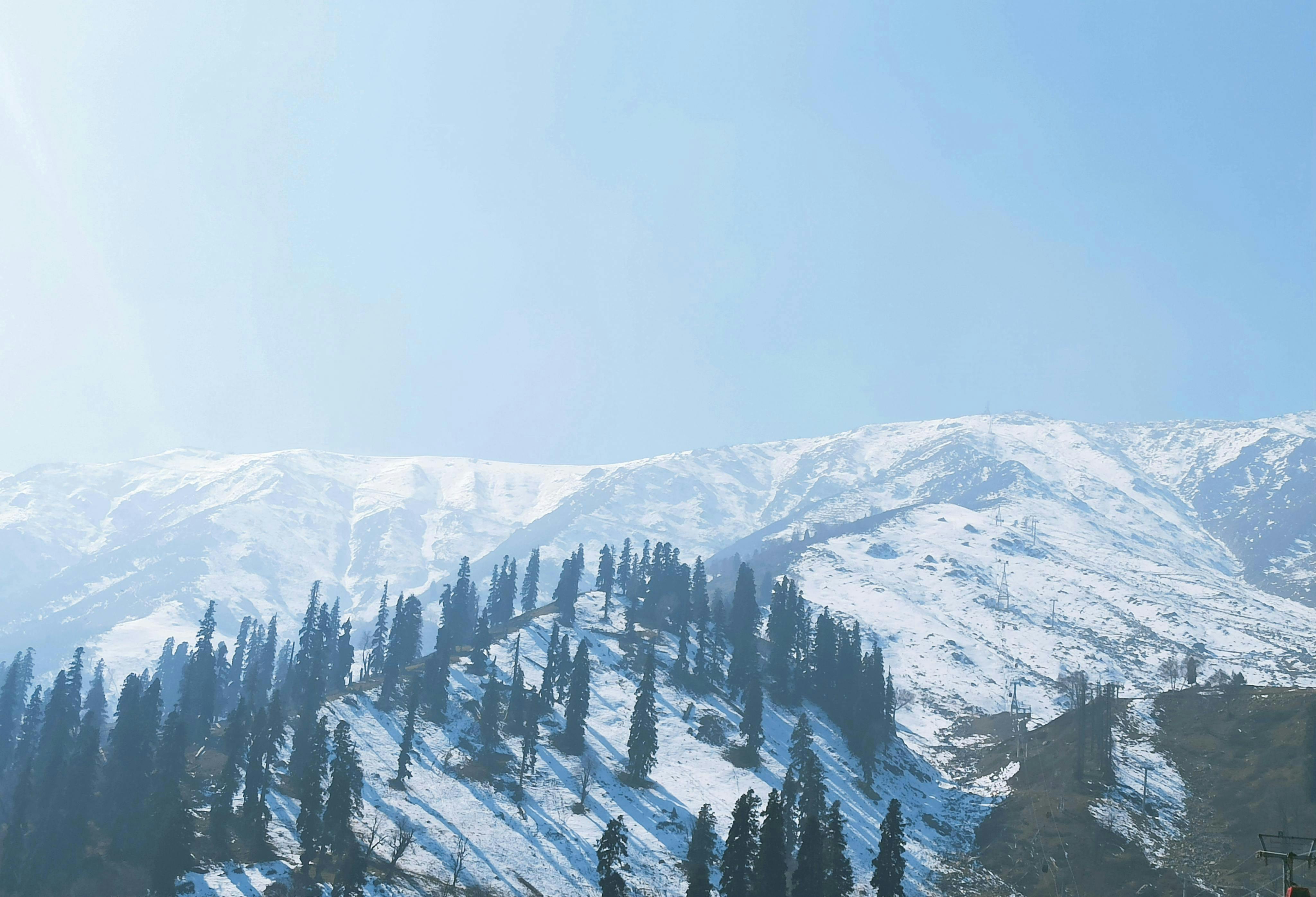 Gulmarg vs Pahalgam in Winter: Which One Should You Choose?