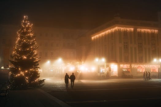 A cozy winter night in Gmunden with a festive Christmas tree and lights in the foggy town square.