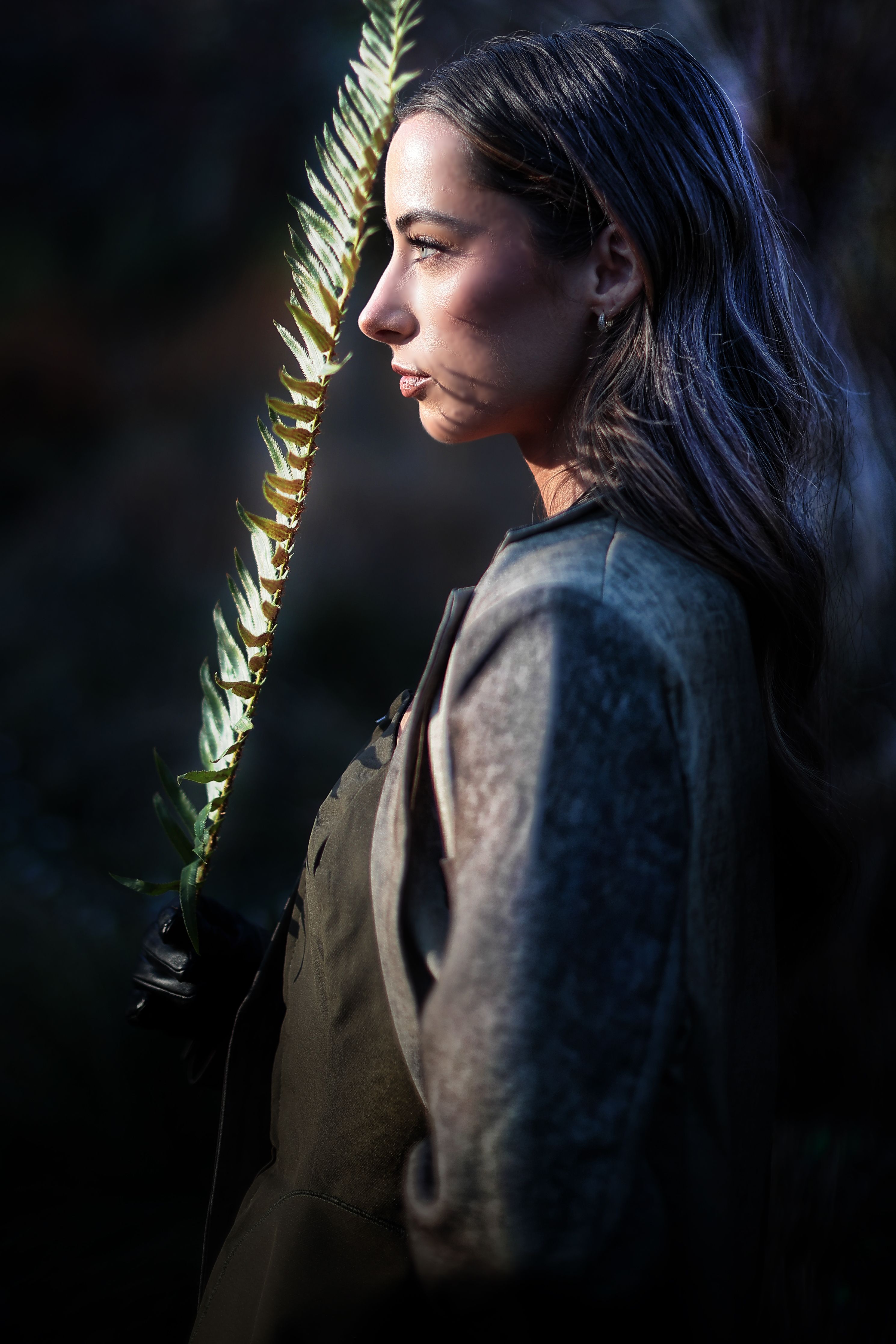 Retrato De Uma Mulher Segurando Uma Folha Sob Uma Iluminação Dramática ...