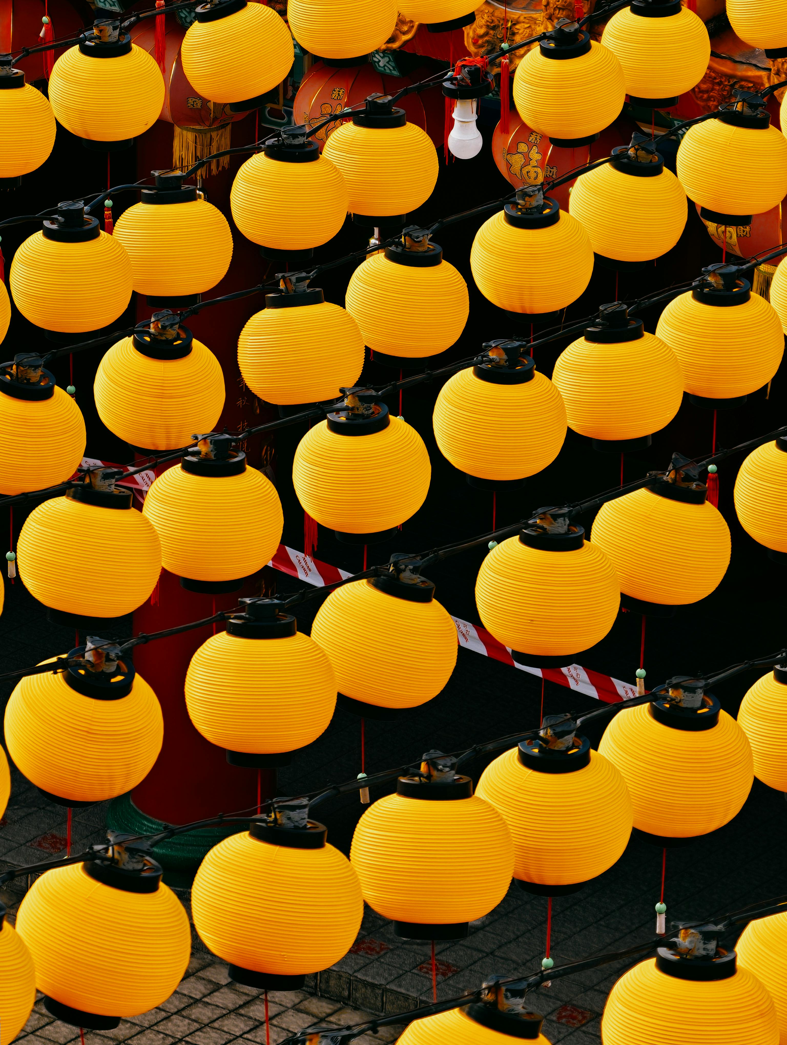 grátis Uma exibição deslumbrante de lanternas chinesas amarelas em um templo de Kuala Lumpur, simbolizando celebrações festivas e patrimônio cultural. Foto profissional