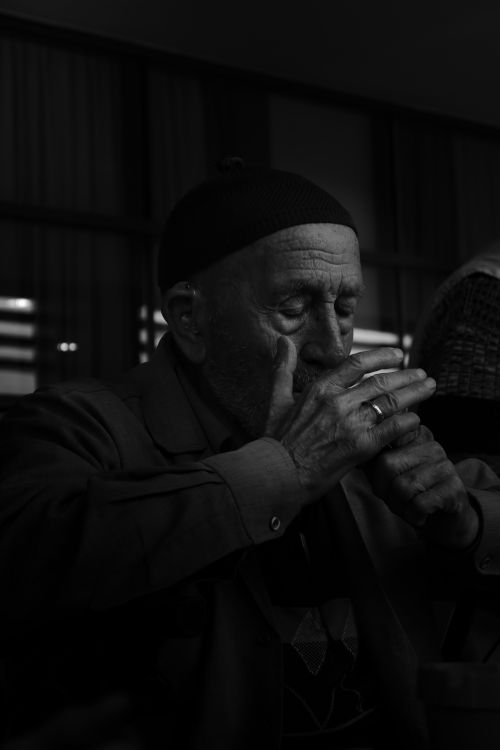 Free Black and white portrait of an elderly man in deep thought, creating a reflective mood. Stock Photo
