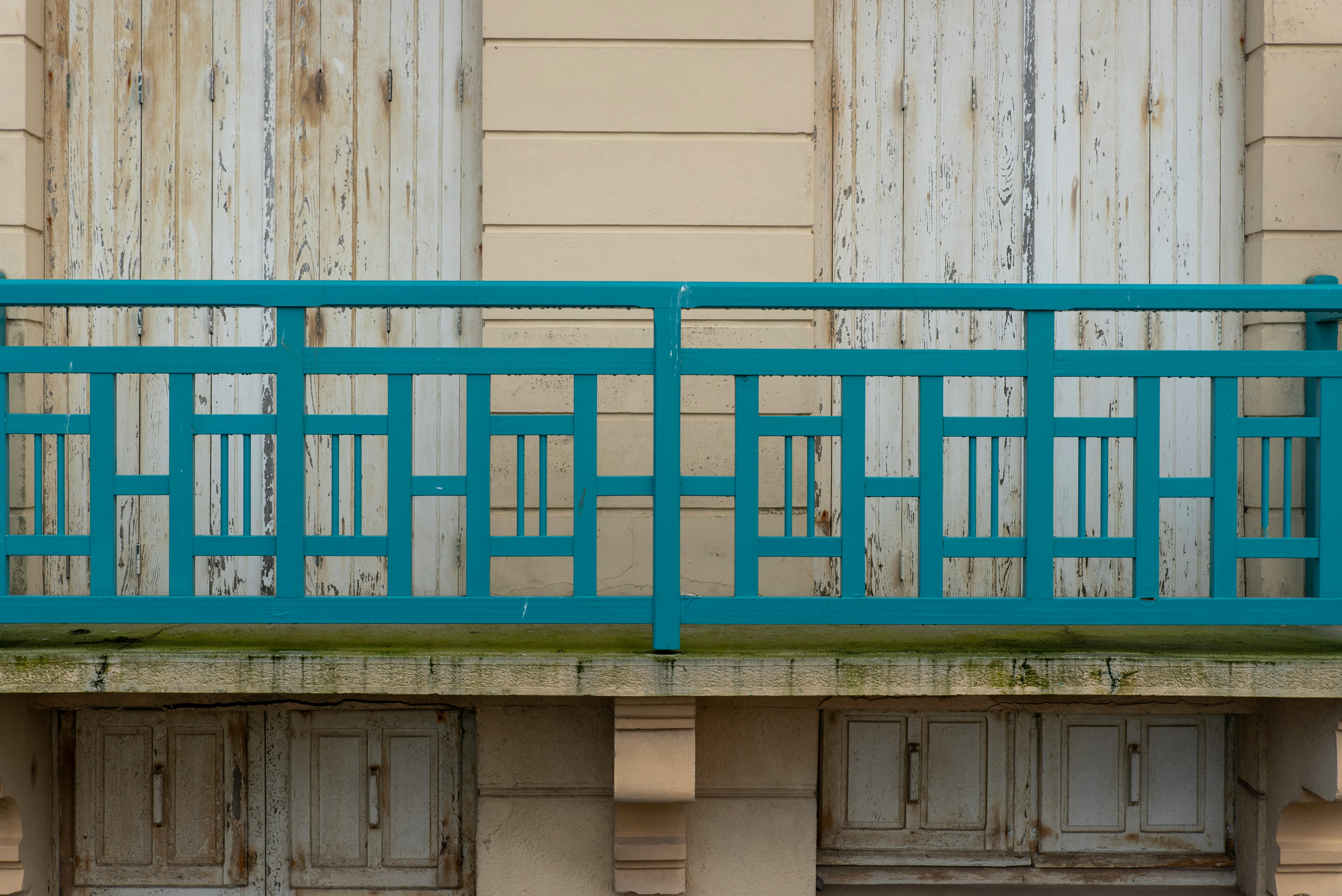 Detail der Netzbefestigung mit Drahtseil und UV-beständigen Kabelbindern am Balkongeländer