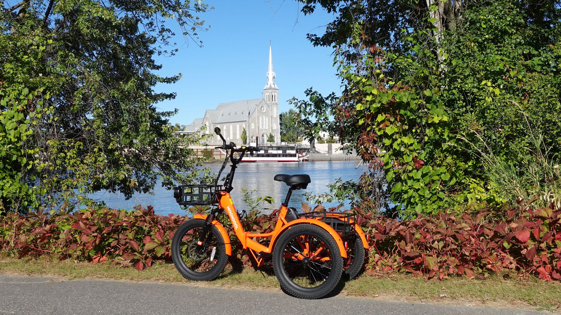 Vélo devant le bord de fleuve à Trois-Rivières avec la Basilique Notre-Dame-du-Cap en arrière-plan — lieu historique patrimonial de Trois-Rivières, Québec