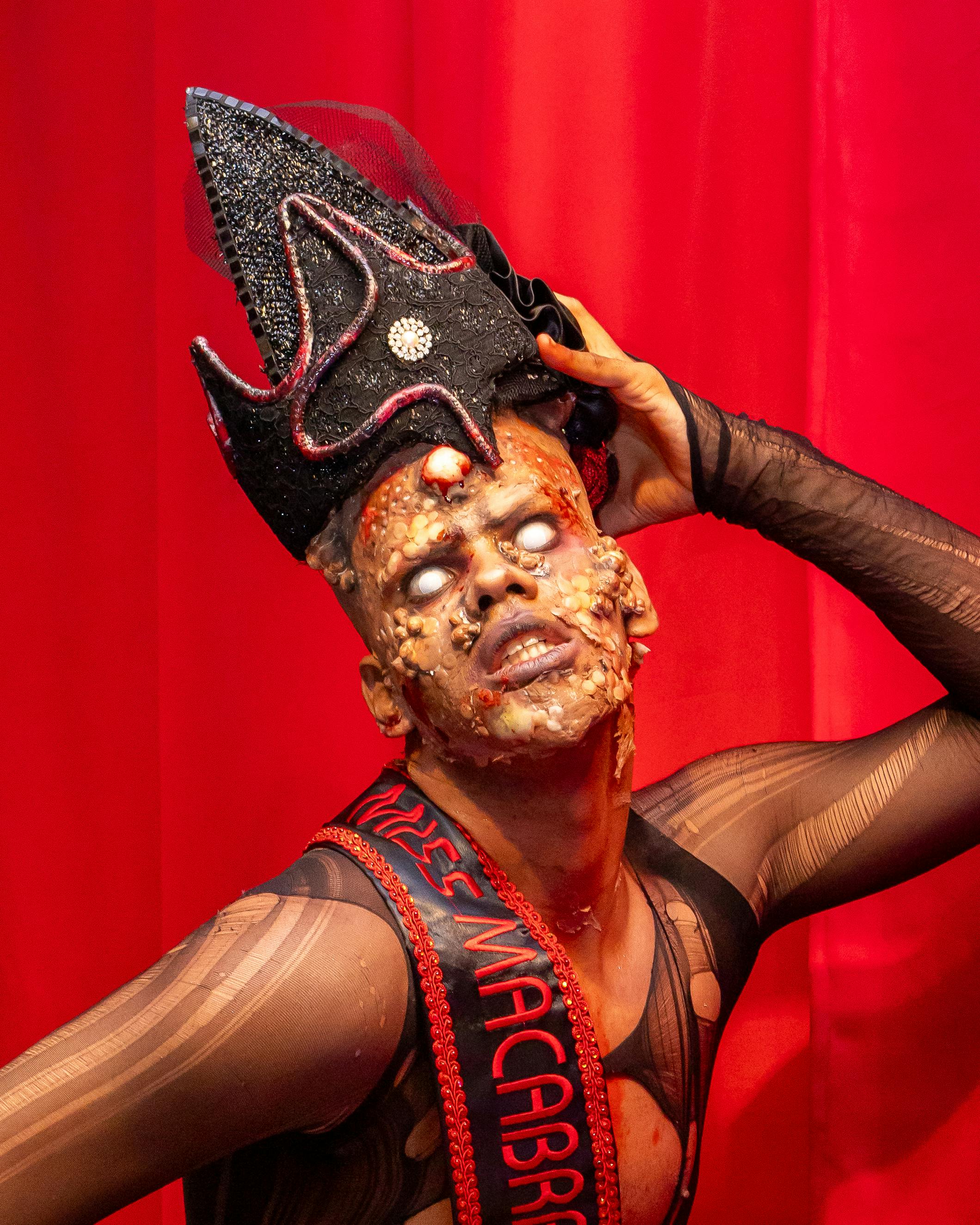 Ücretsiz Tiyatro ortamında, benzersiz makyaj ve kostümlerle etkileyici bir drag performansı. Stok Fotoğraflar