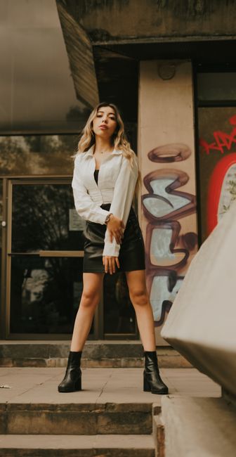 Áo sơ mi phẳng phiu với chân váy da ngắn, chốt lại bằng đôi boots chunky. Sẵn sàng đi chơi tối.
#hômnaymặcgì #white #shirt #boots