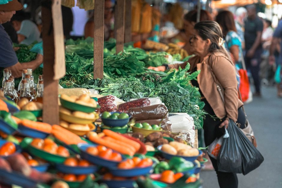 Vibrant local market in a South American town with fresh fruits - destinos baratos para viajar latinoamérica Vibrant local market in a South American town with fresh fruits - destinos baratos para viajar latinoamérica