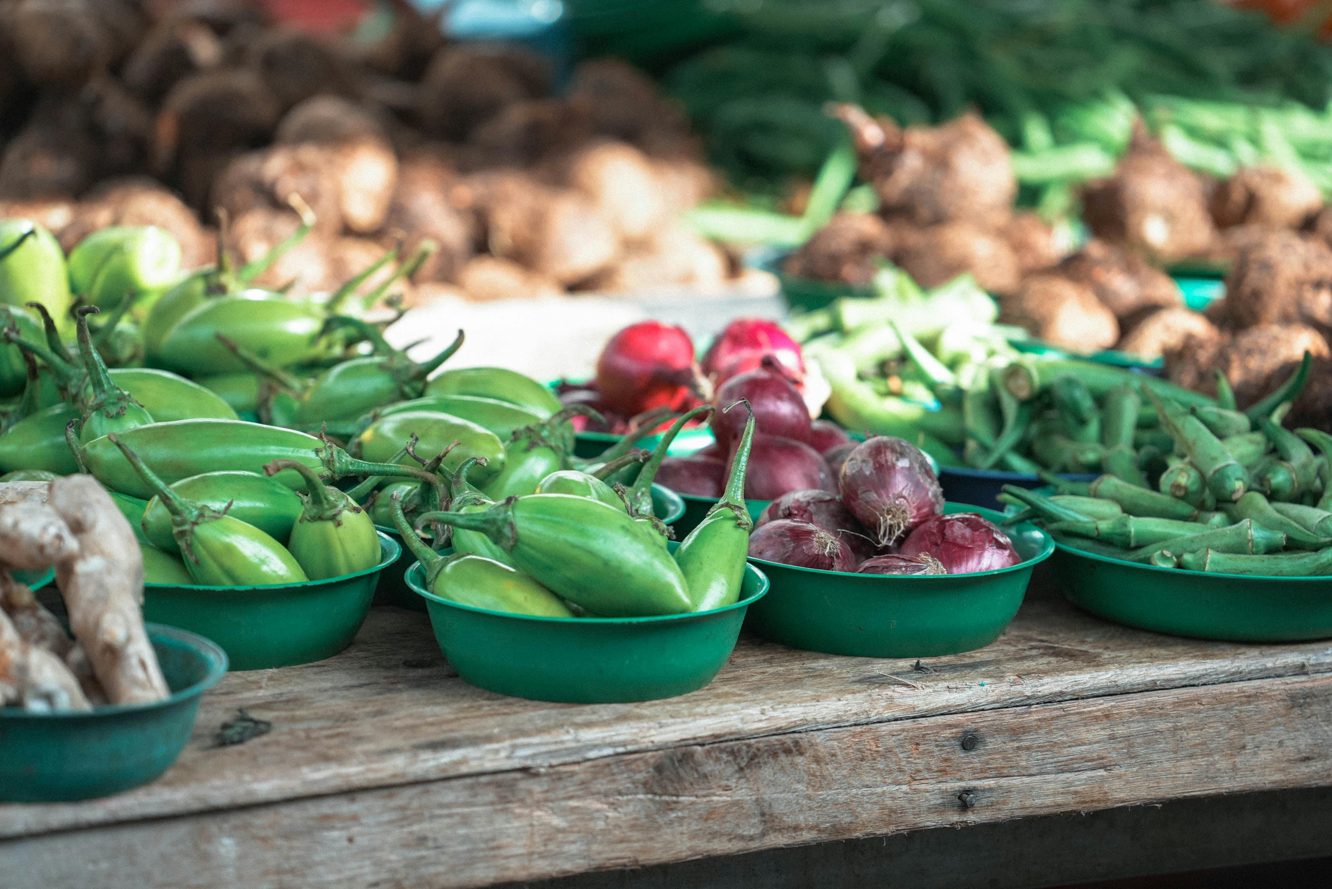 Colorful display of fresh vegetables at an outdoor market in Espírito Santo, Brazil.