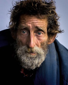 这张特写肖像捕捉到了一位留着胡须的年长男子深沉、反思的表情