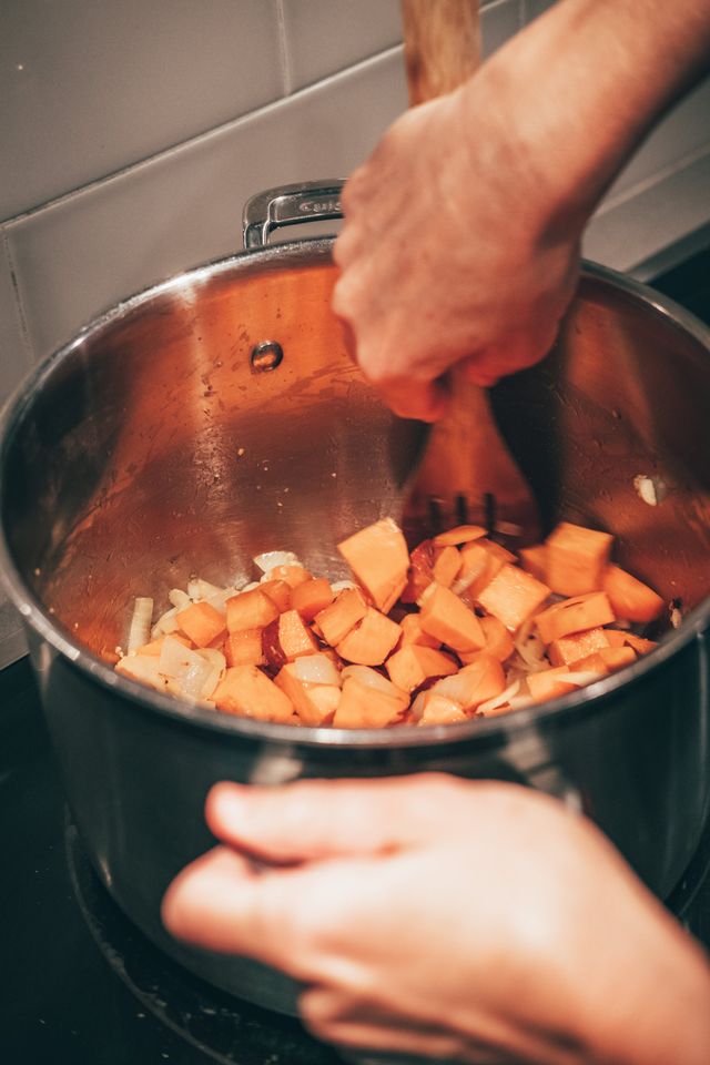 Een bord stamppot met boerenkool, zoete aardappel en kipgehaktballetjes