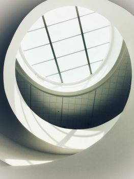 默西塞德郡的现代螺旋天花板采用了未来主义设计