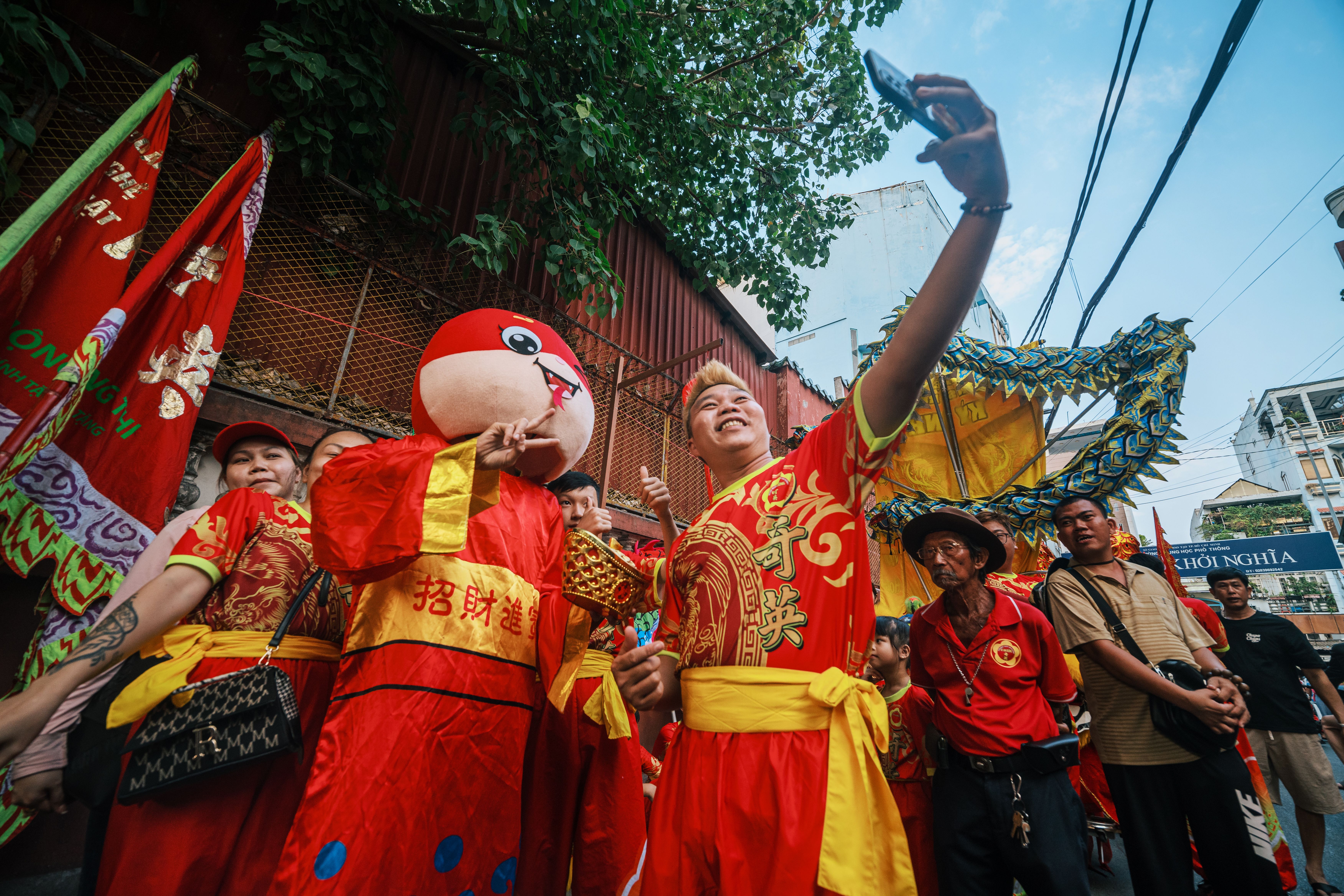 Vibrant Festival Celebration with Dragon Dance · Free Stock Photo