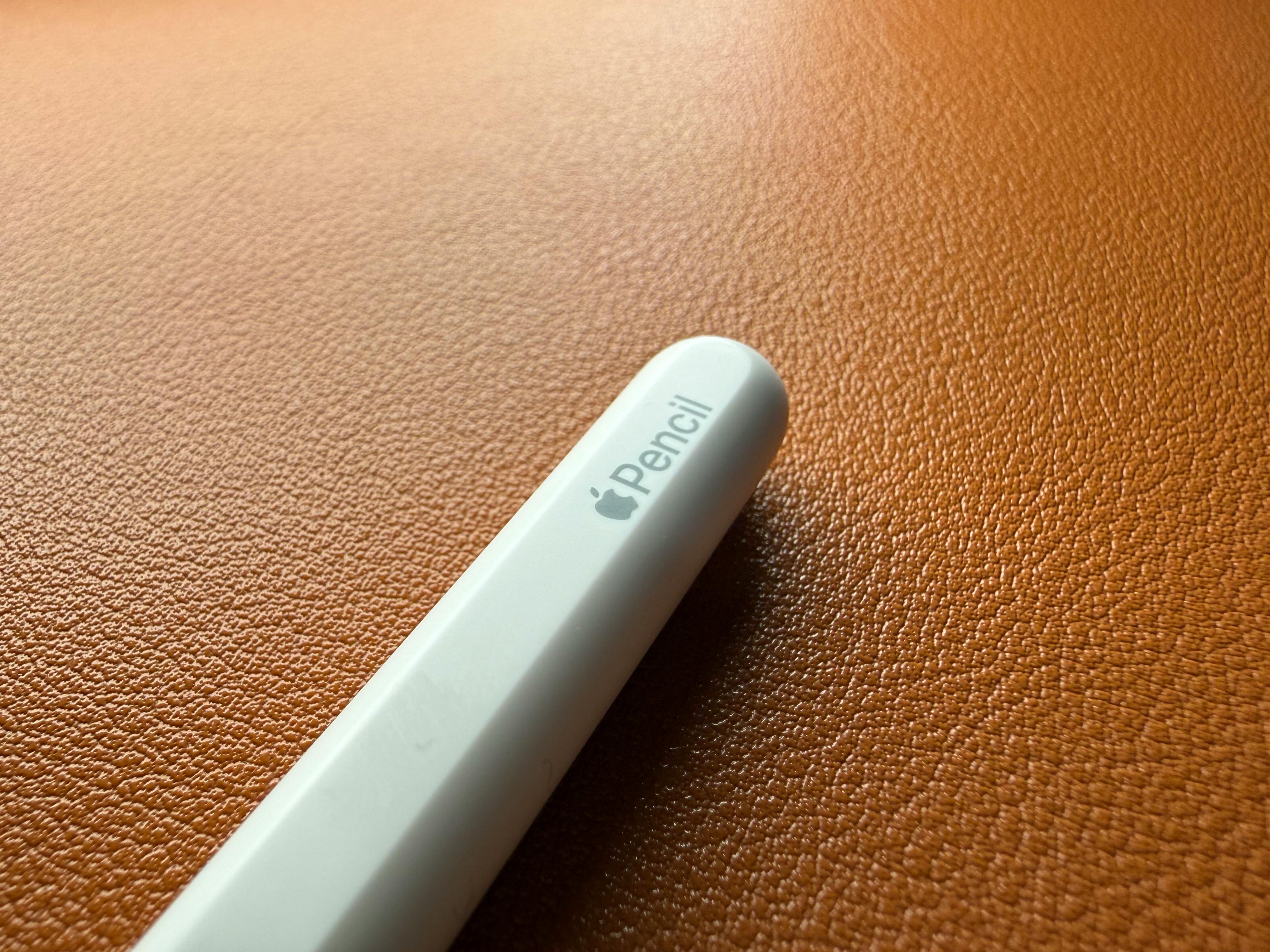 gratis Close-up van een witte stylus op een oranje oppervlak, perfect voor ontwerpthema's. Stockfoto