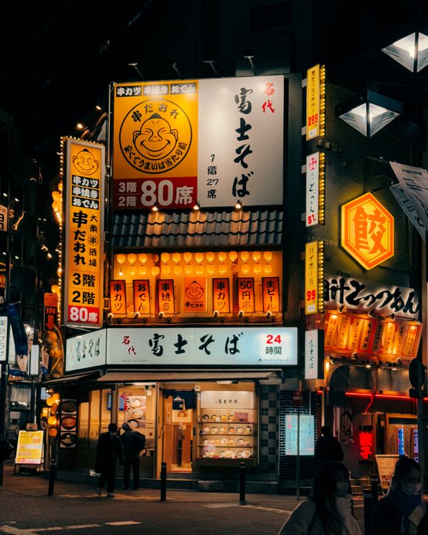 Lively Tokyo Street at Night with Illuminated Signs · Free Stock Photo