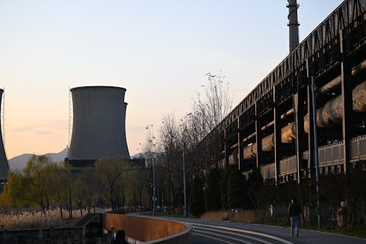Torri di raffreddamento al tramonto in un parco urbano industriale in Cina, che fonde natura e industria.