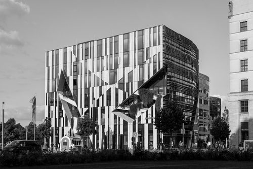 Free Striking modern architecture of Kö-Bogen in Düsseldorf, a landmark of urban design. Stock Photo