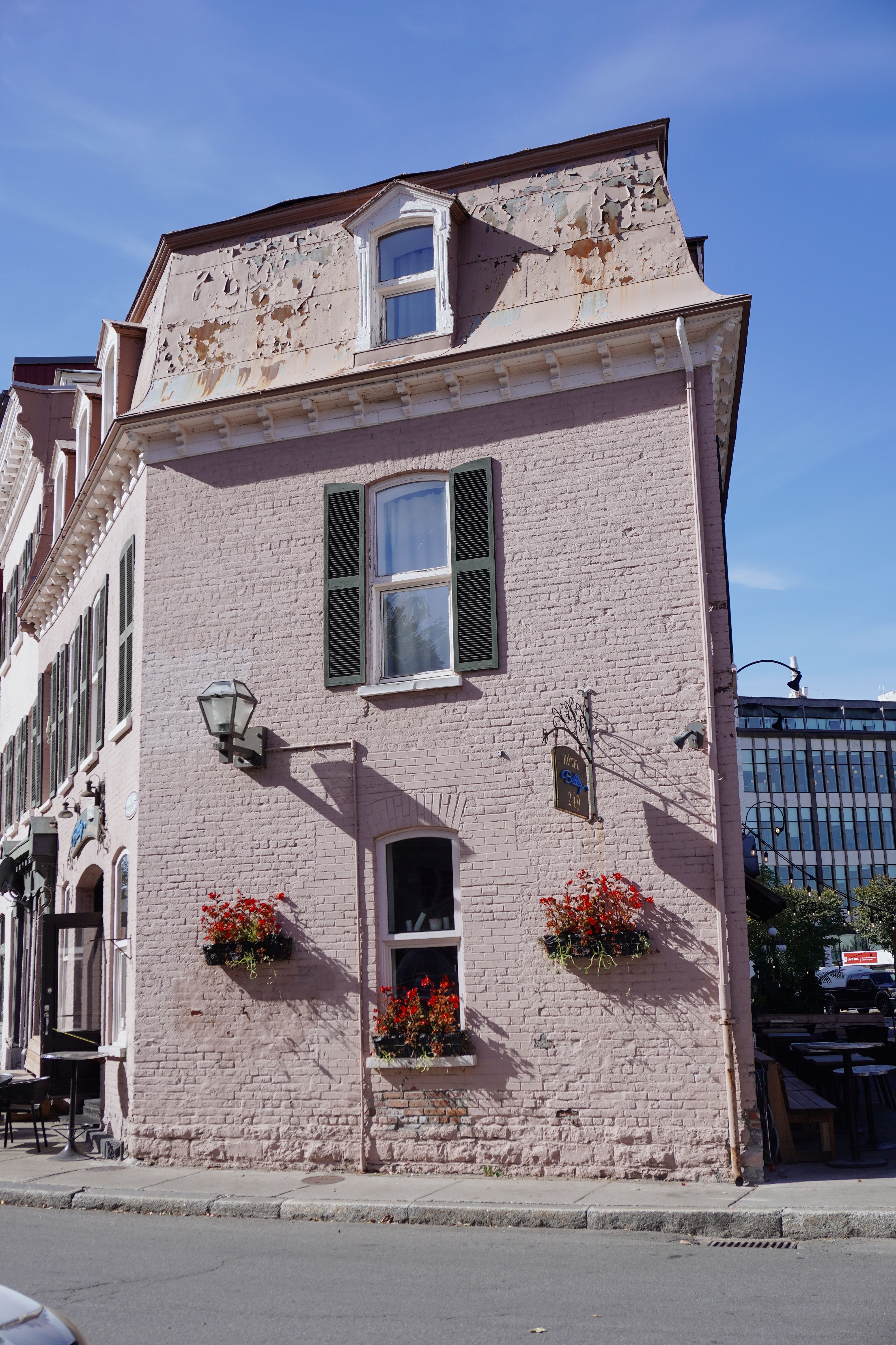 Charming Historic Pink Brick Building on Sunny Day · Free Stock Photo