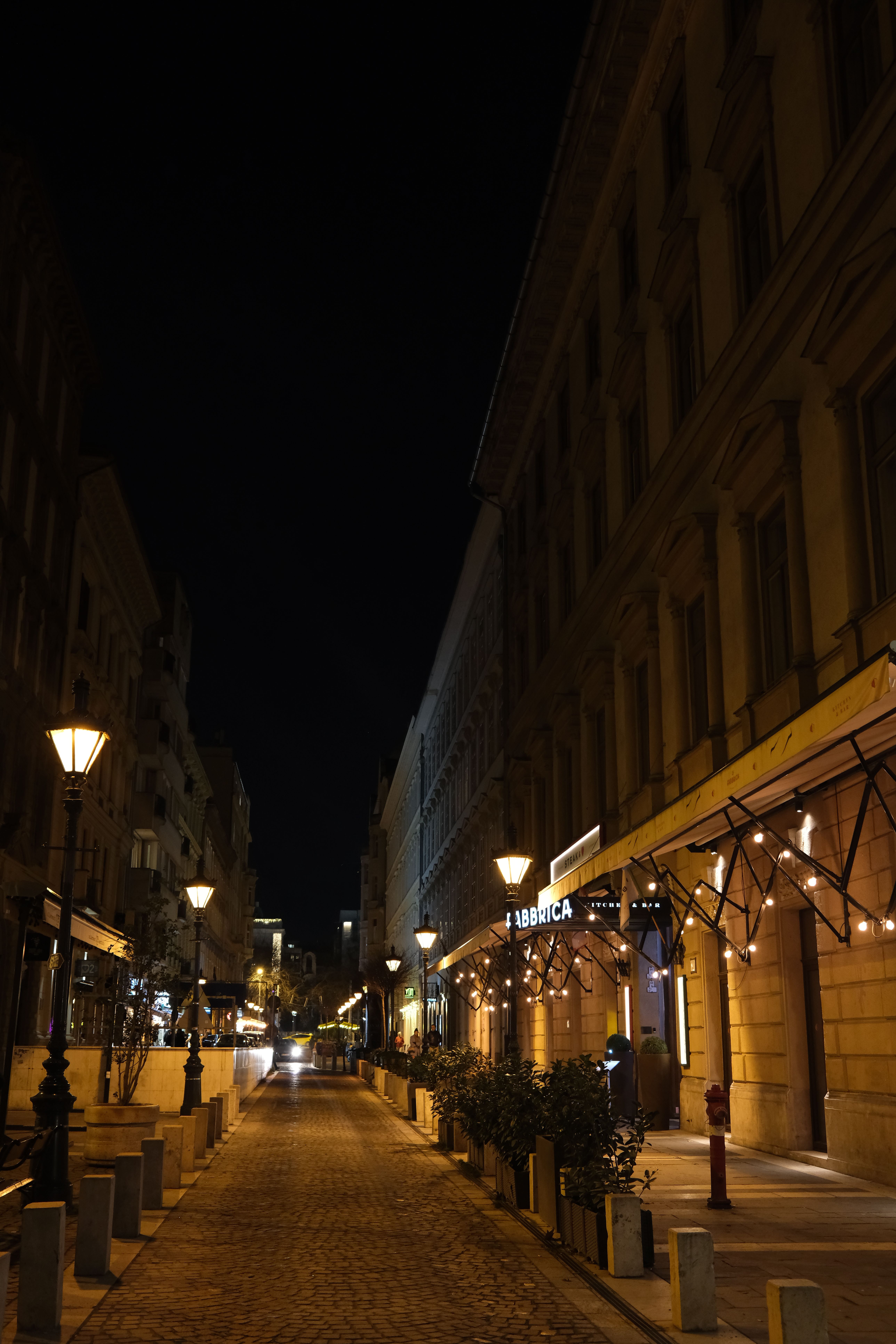 Stradă din Budapesta noaptea, cu luminile orașului