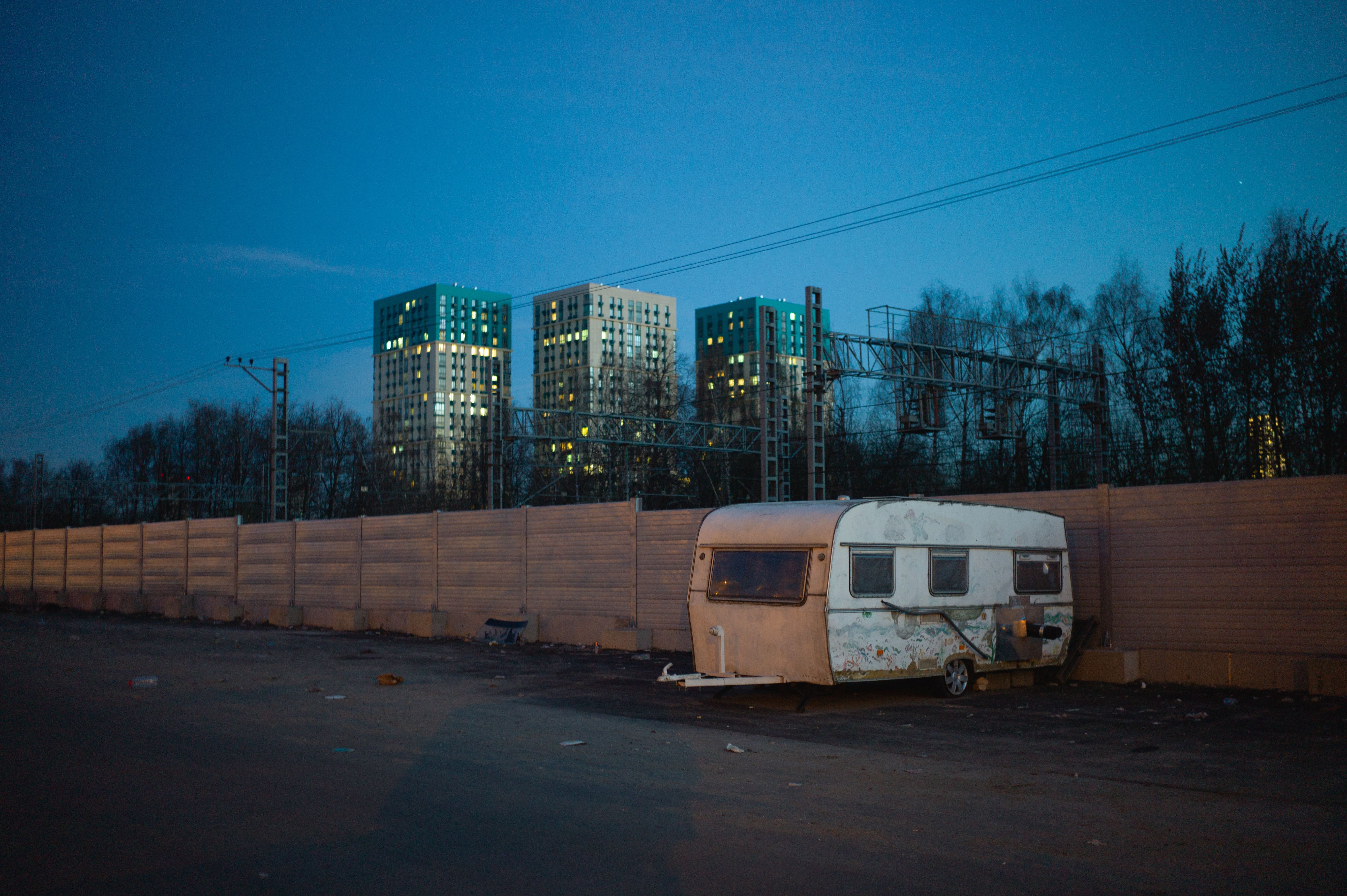 remote work travel trailer — Photo by Daniil Ustinov on Pexels