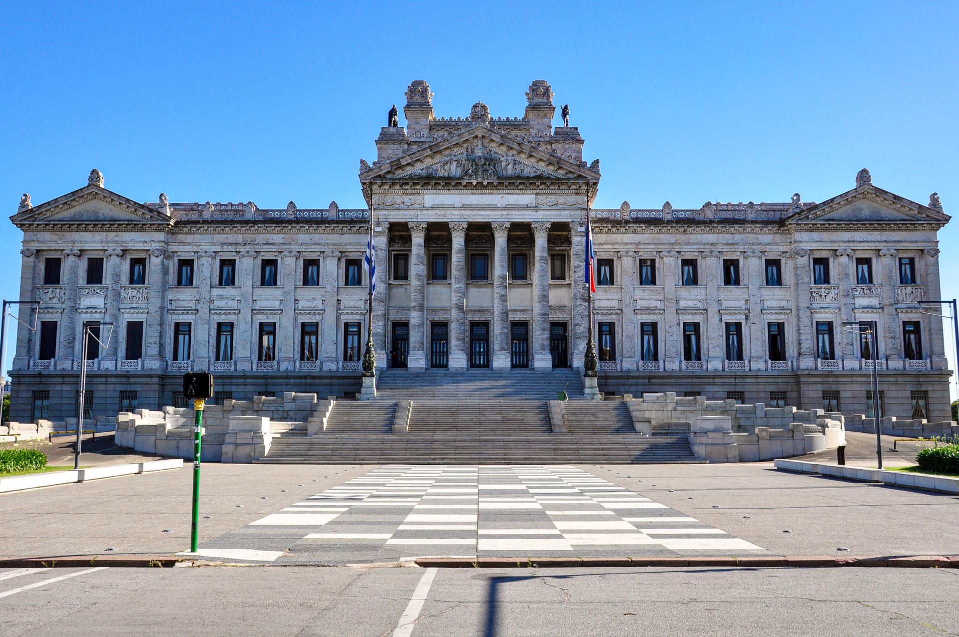 Palacio de gobierno con banderas en Sudamérica