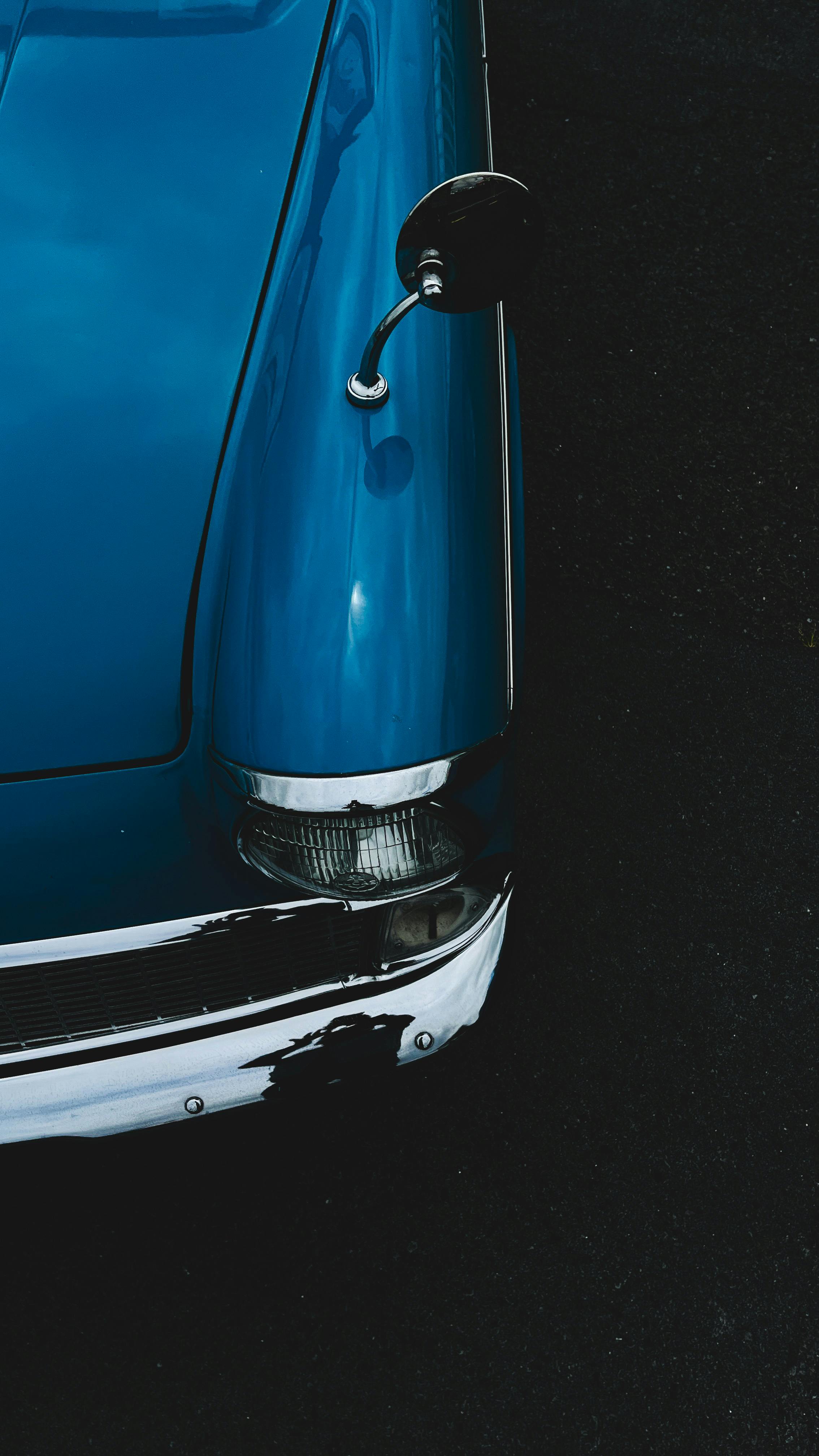 Gratuit Prim-plan al unei mașini clasice albastre de epocă, care îi arată farurile și oglinda laterală, surprinse elegant de sus. Fotografie de stoc