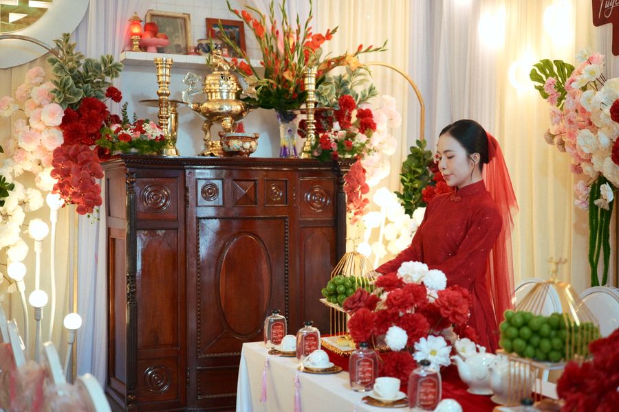 Cô dâu áo dài đỏ làm lễ gia tiên trước bàn thờ tổ tiên