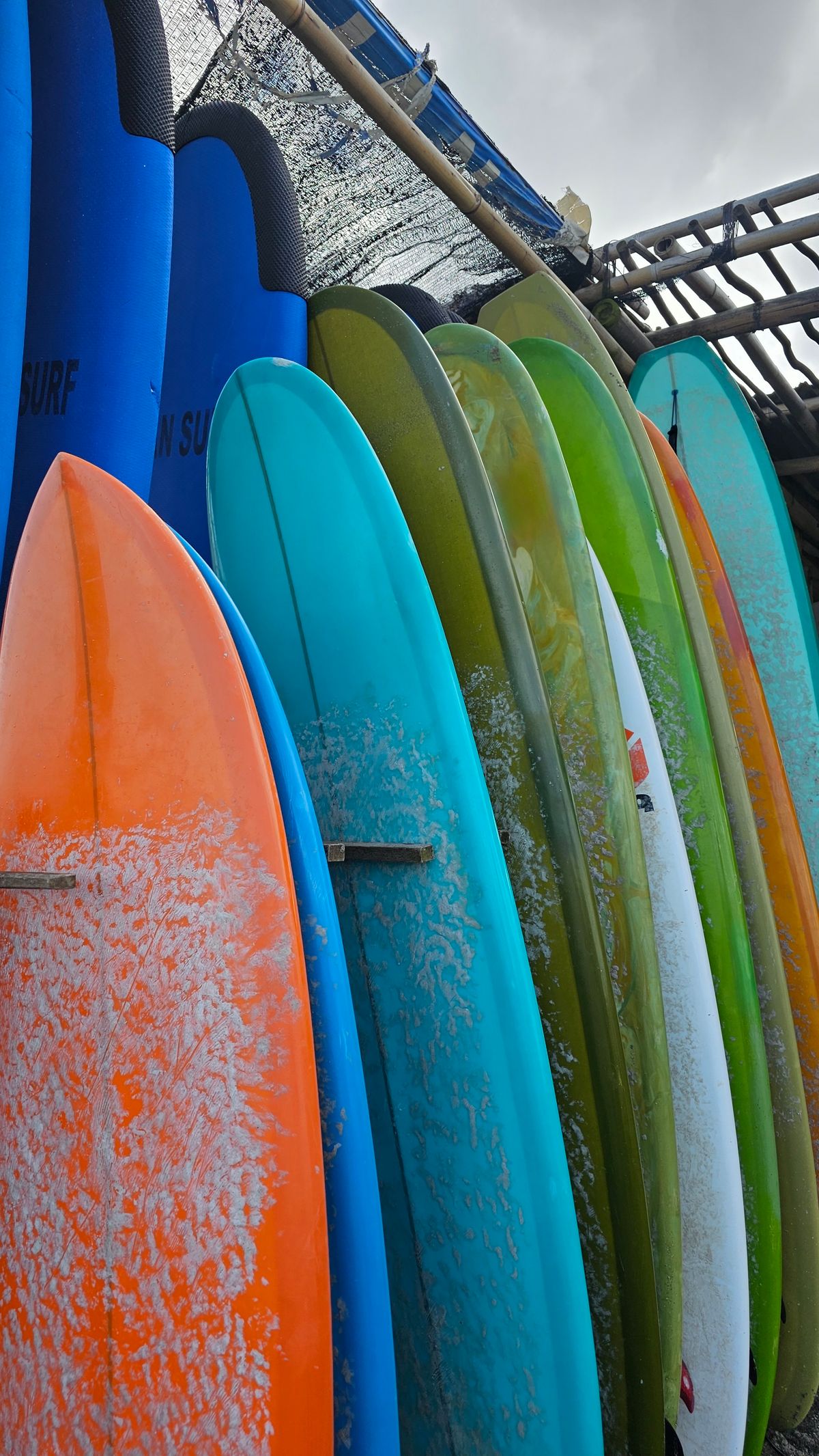 Bali - plăci de surf colorate aliniate în Canggu