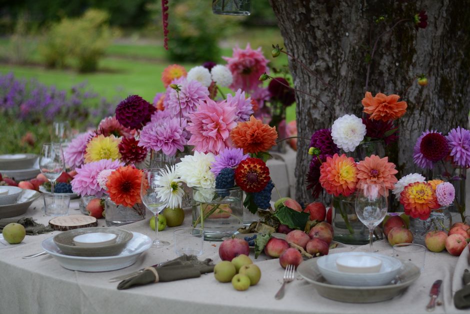 Herfsttafelset met kleurrijke bladeren en pompoenen. Herfsttafelset met kleurrijke bladeren en pompoenen.