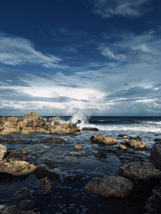 Dramatic Coastal Landscape with Waves and Rocks · Free Stock Photo