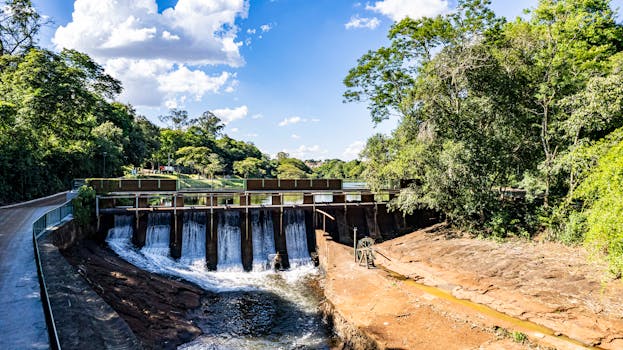 Scenic aerial view of a weir surrounded by lush greenery in Londrina, Paraná, Brazil.