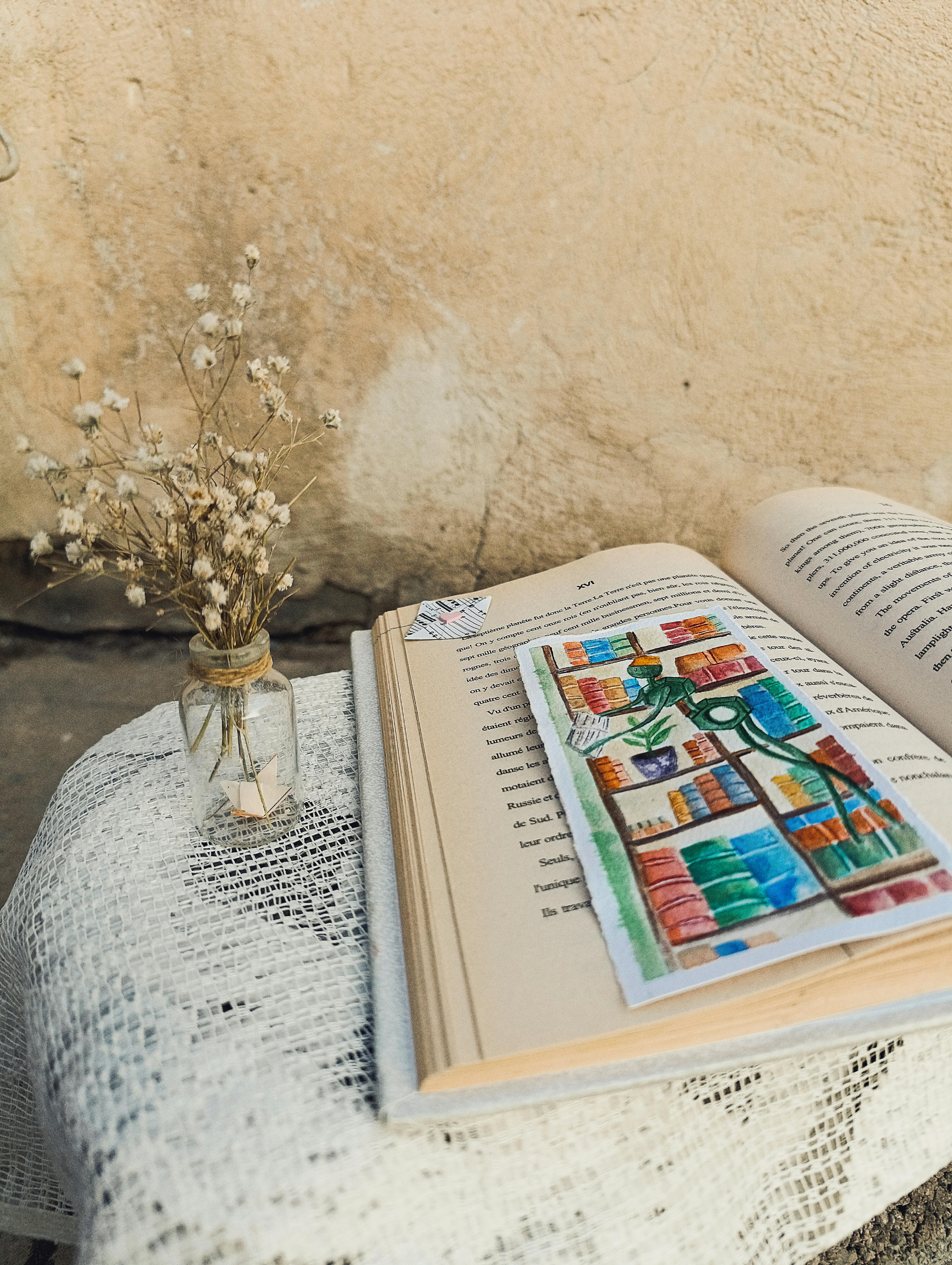 Gratuit Carte deschisă cu semn de carte artistic și flori uscate pe fundal texturat. Fotografie de stoc