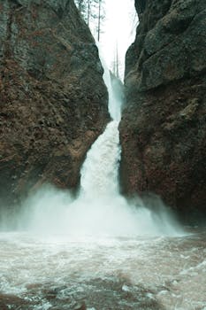 俄勒冈峡谷的岩石悬崖之间，强大的瀑布倾泻而下