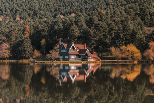 Free A serene view of a lake house reflecting on the water amidst autumn foliage in Bolu, Türkiye. Stock Photo