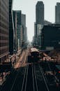一列火车沿着高架轨道，行驶在芝加哥市中心的城市景观中