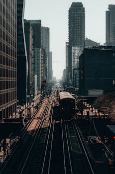 一列火车沿着高架轨道，行驶在芝加哥市中心的城市景观中