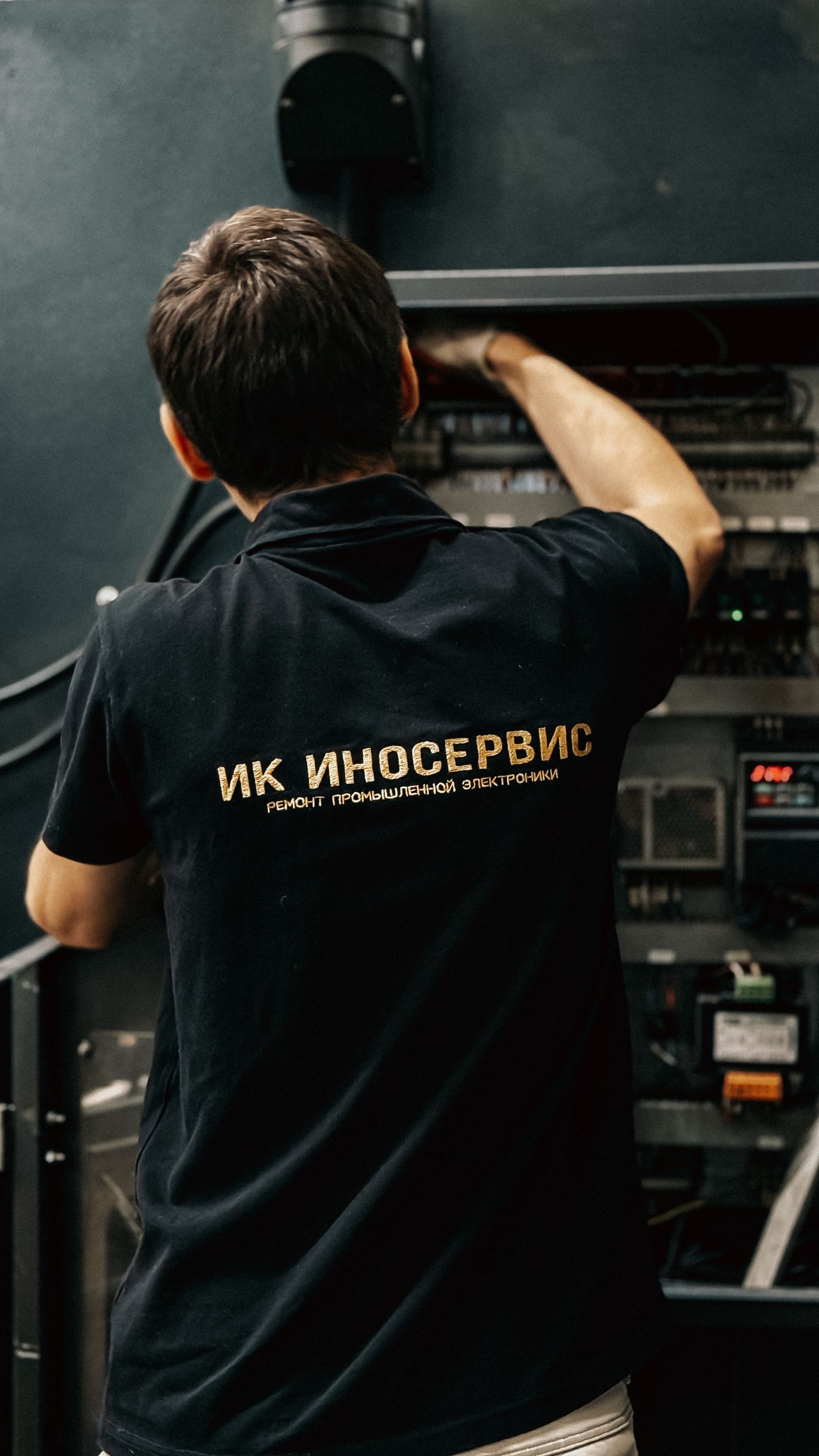 Gerçek teknisyen endüstriyel elektrik kontrol panosu içerisinde bakım yapıyor