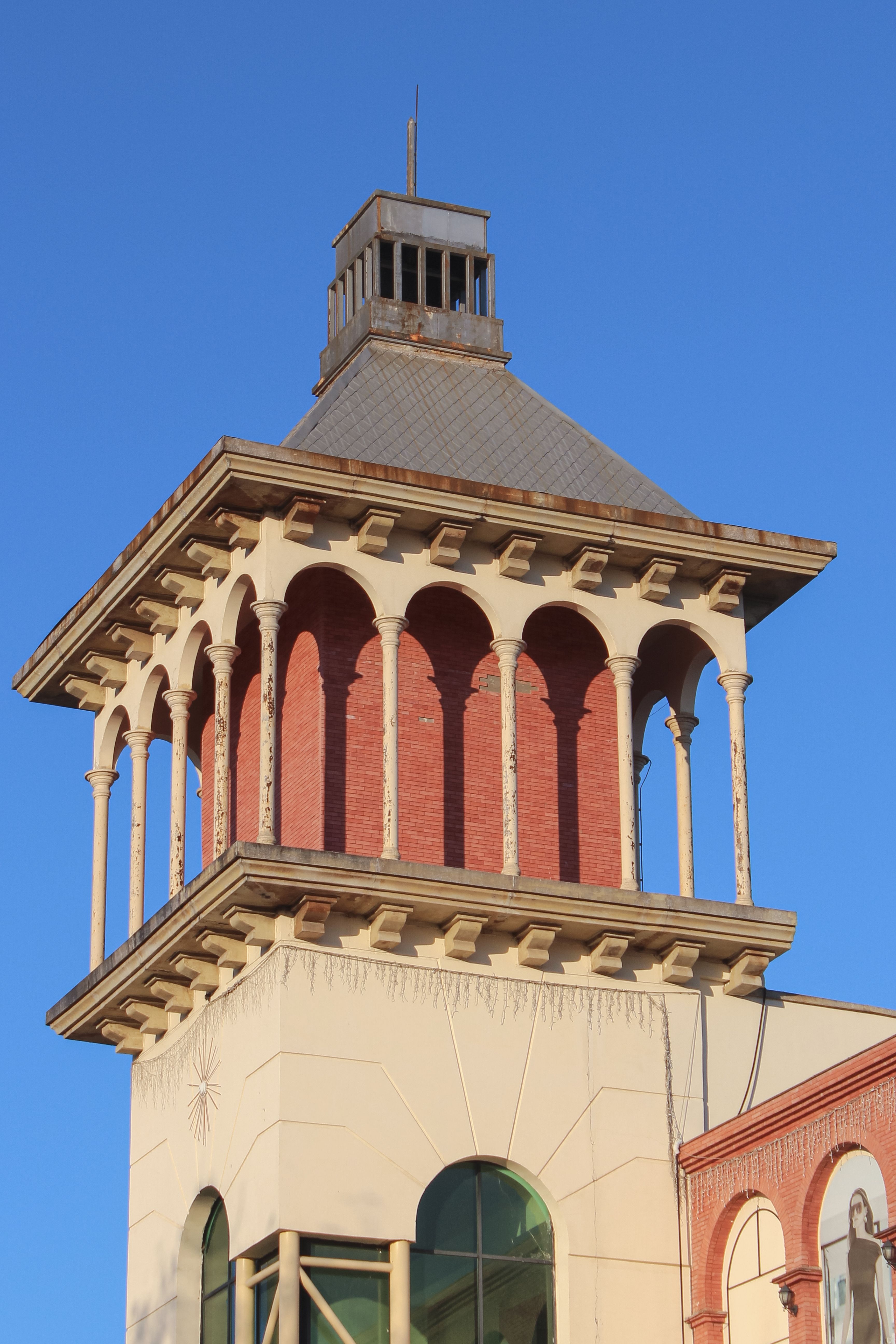 Historic Tower Architecture in Bright Daylight · Free Stock Photo