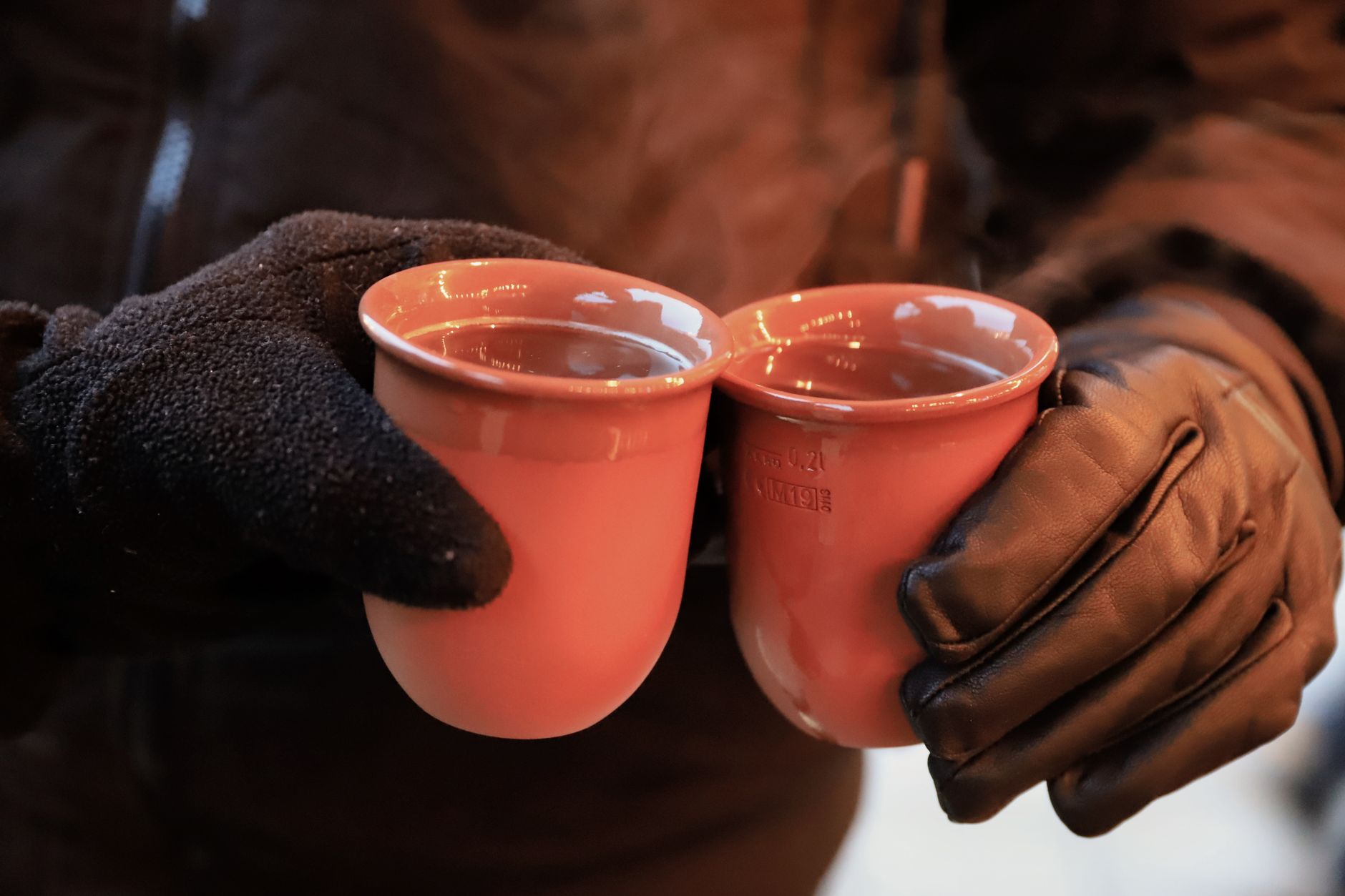 Glühwein am Marktstand