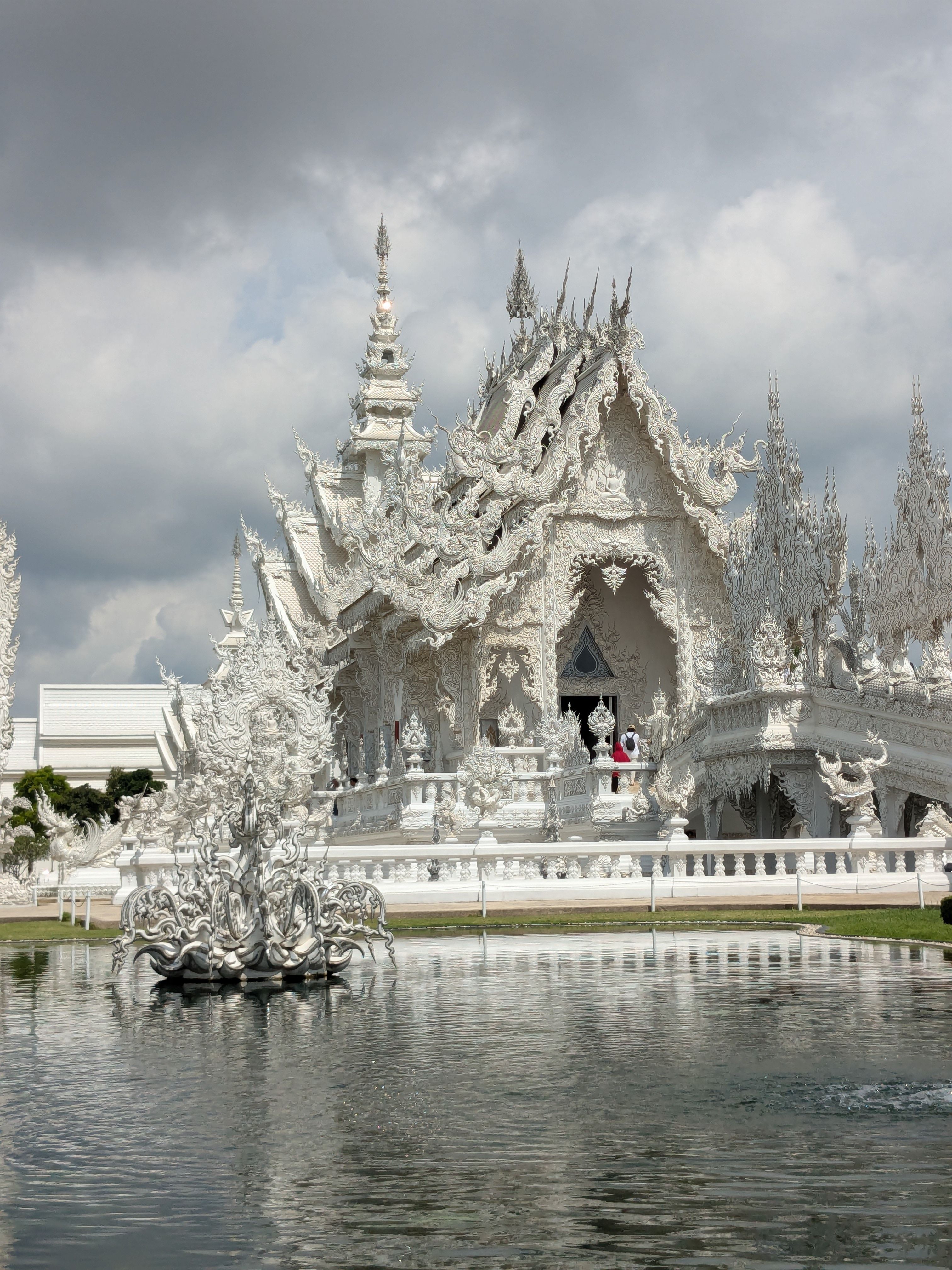 wat-rong-khun-majestic-white-temple-in-chiang-rai-free-stock-photo