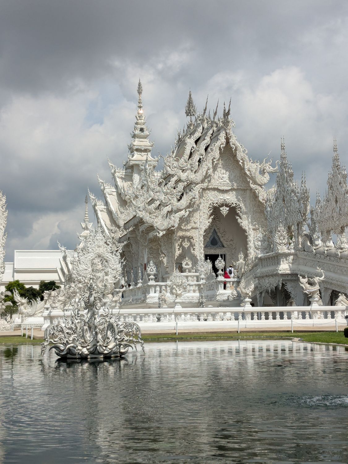 Wat Rong Khun: Majestic White Temple in Chiang Rai · Free Stock Photo