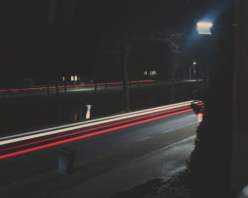 夜間の灰色の舗装道路