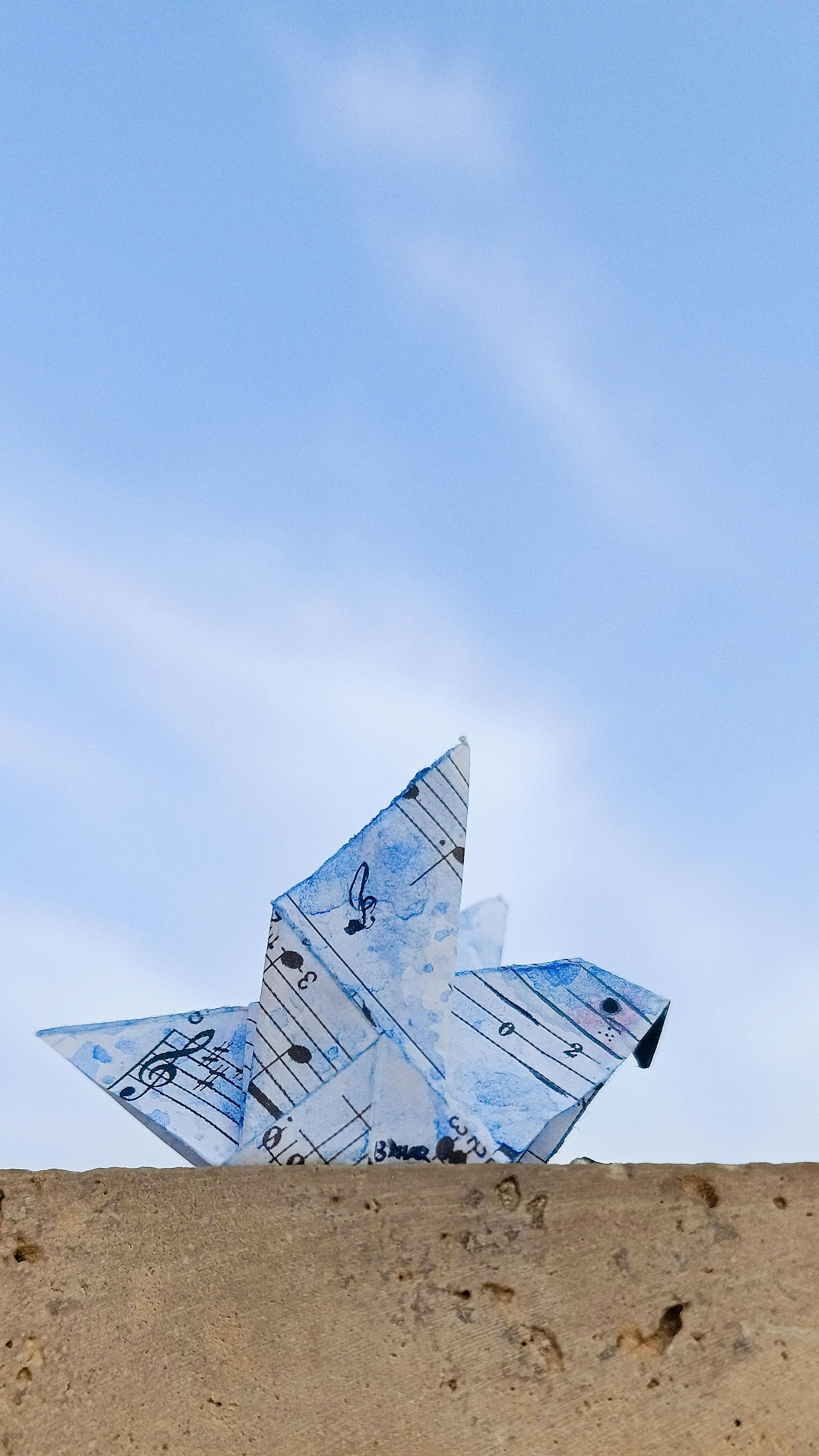 Gratis Kunstnerisk origami-sejlbåd lavet af noder under en klar blå himmel. Lagerfoto