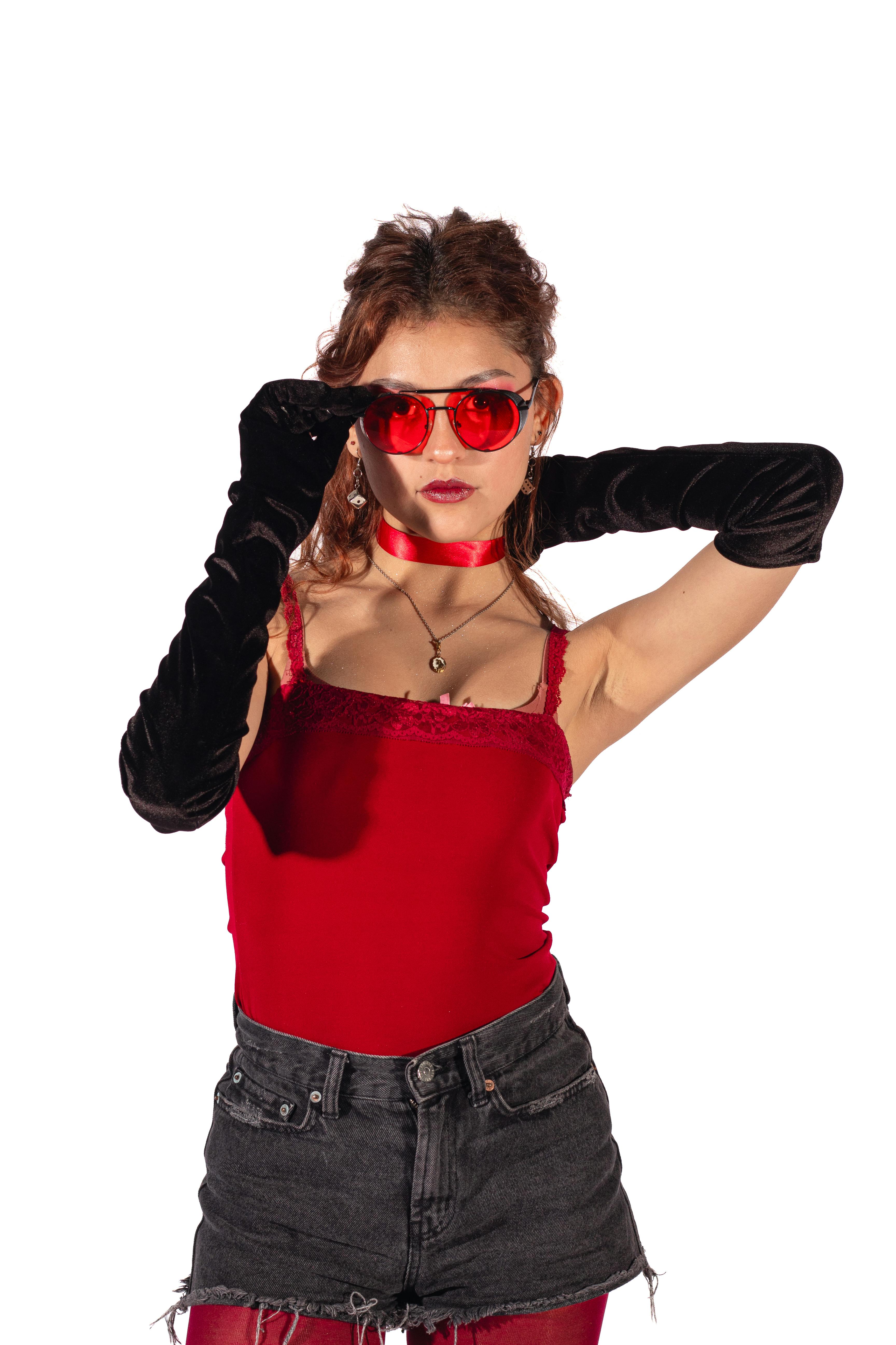 бесплатная Модный портрет женщины в красном и солнцезащитных очках, излучающей уверенность. Стоковое фото
