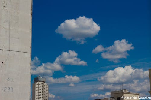 Základová fotografie zdarma na téma městská oblast, modrá obloha, mraky