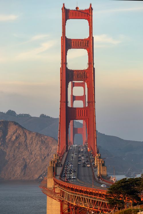 Free Golden Gate Bridge with evening traffic, iconic San Francisco landmark at dusk. Stock Photo