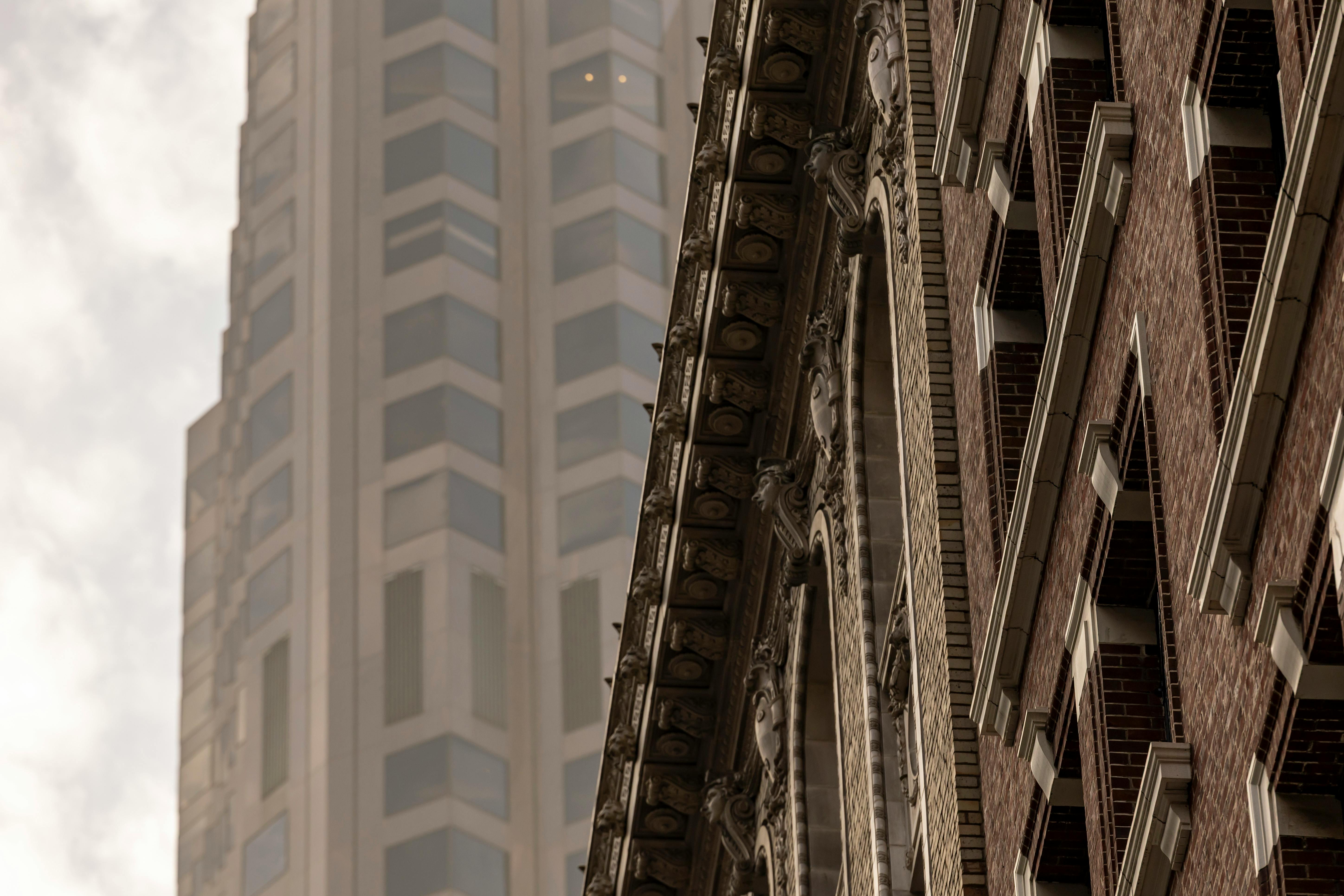 Kostnadsfria Urban arkitektonisk kontrast mellan utsmyckad fasad och modern skyskrapadesign. Stock foto