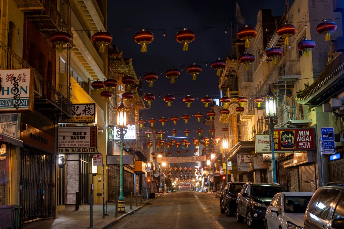 唐人街街道在夜晚被灯笼照亮 · 免费素材图片