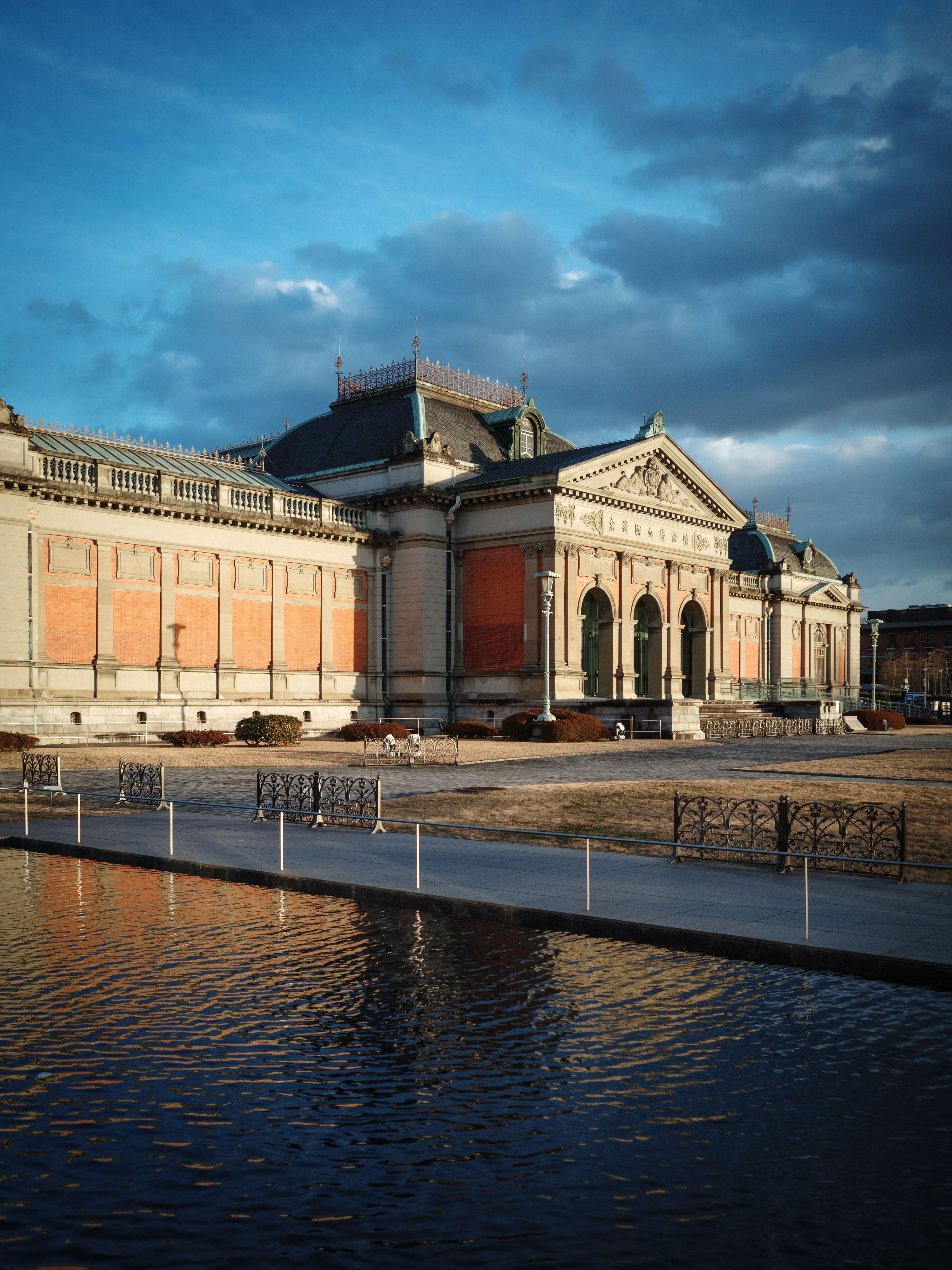 elegant-historical-architecture-by-water-at-sunset-free-stock-photo