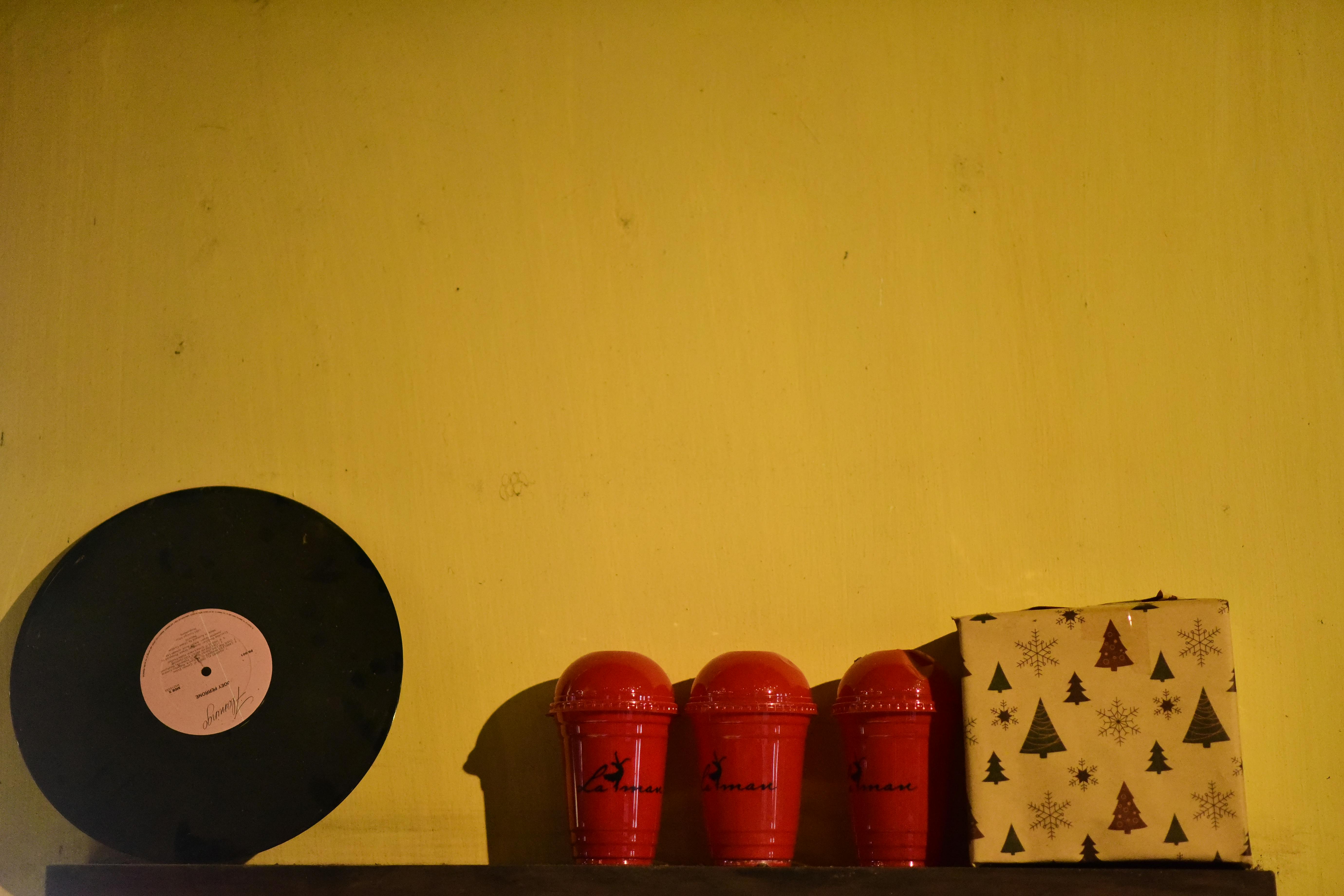 無料 ビニールレコードとホリデーをテーマにしたギフト、温かみのある色調のヴィンテージ装飾。 写真素材