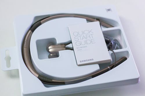 бесплатная серые беспроводные наушники с шейным ободом Samsung Стоковое фото