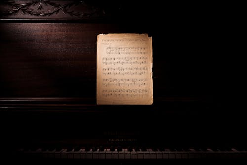 木製のピアノに寄りかかって音符の写真